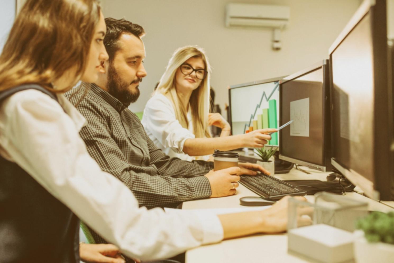 Person arbeitet fokussiert an SEO-Analyse am Laptop