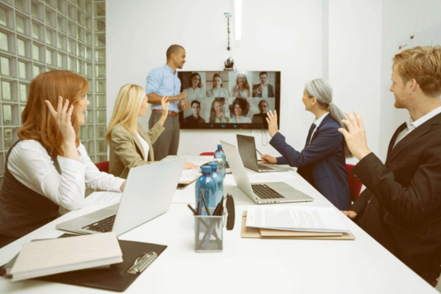 Lernende arbeitet an SEO-Daten auf zwei Bildschirmen